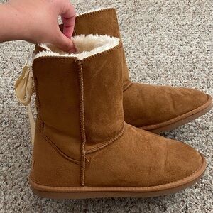 Aprés winter brown boots with ribbons on the back